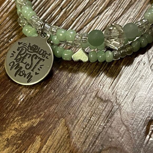 Handmade Worlds Best Mom beaded bracelet - Picture 6 of 6